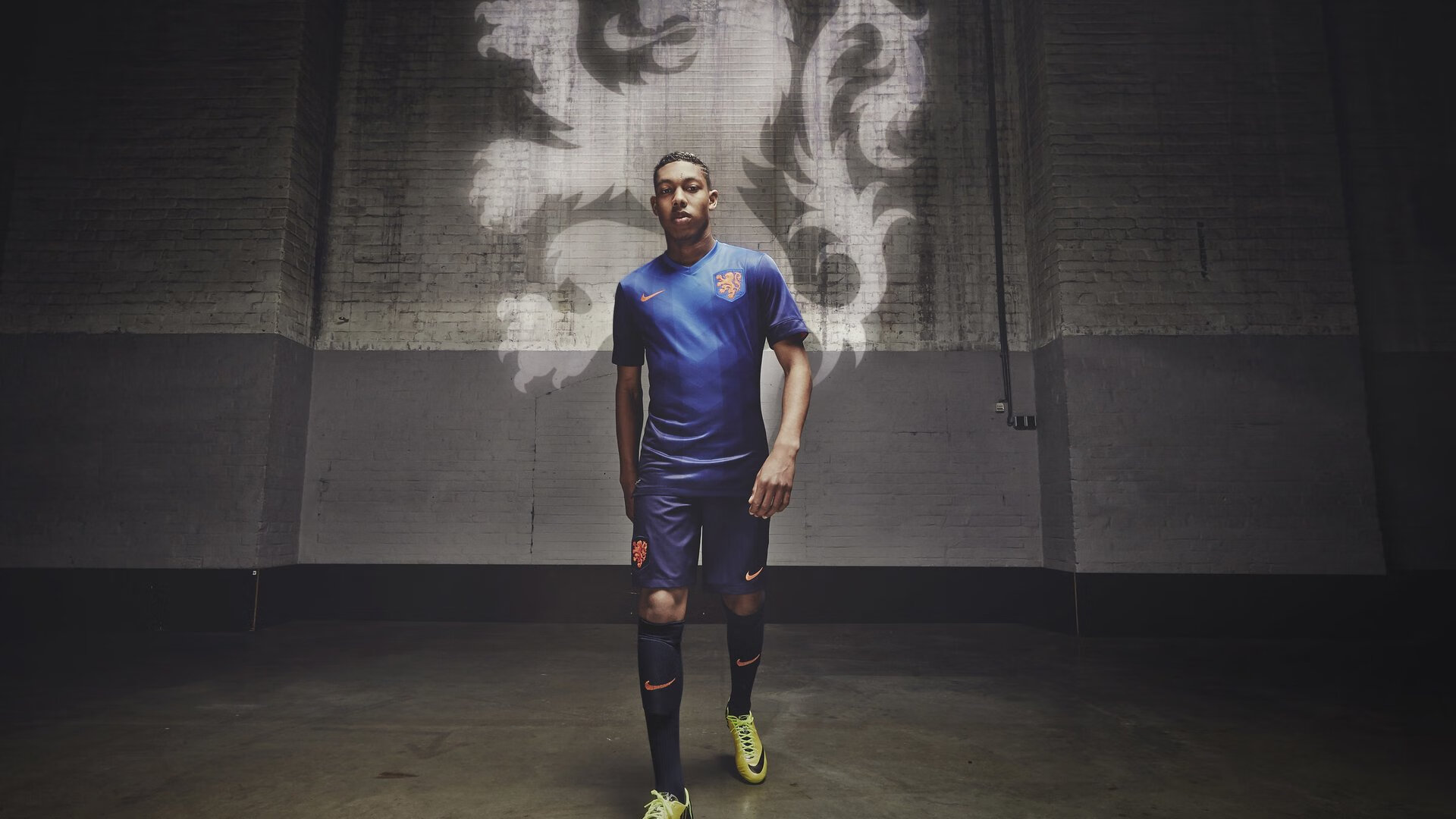 全国范围内推行“足球+健康+素养”的行业创新方法，足球产业化